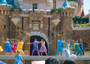 Theme park dancers
