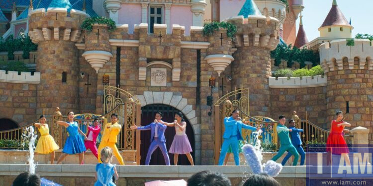Theme park dancers