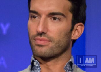 Justin Baldoni at 2015 PaleyFest
